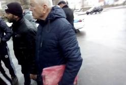 В Запорожской области неуправляемый автомобиль снёс забор и вылетел в сторону пешеходов (видео)