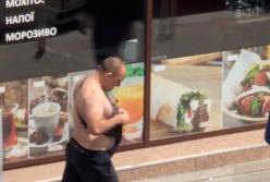 Полураздетый мужчина открыл стрельбу на Бессарабке: стала известна причина (видео) 