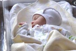 Украинские врачи спасли ребенка с гигантской опухолью-монстром (видео)