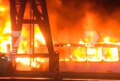 Масштабный пожар: свадебный автобус поджег целое здание в Сиднее (видео)