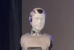 З’явилось відео обличчя зблизька російського робота-алкоголіка, який рухнув на сцені