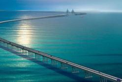 Сегодня утром оккупанты пустили легковой транспорт по Крымскому мосту (видео)