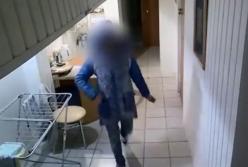 В Запорожье женщина украла в сауне два телефона и попала на камеру видеонаблюдения (видео)
