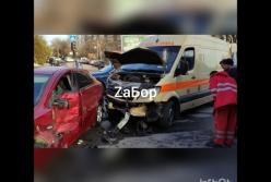 В Запорожье скорая помощь с пациентом в салоне попала в ДТП  (видео)