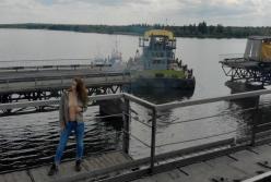 Модель из Днепра разделась возле рухнувшего моста (видео)