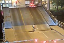 Велосипедистку чудом не раздавил мост (видео)