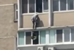 В Киеве пожилой мужчина балансировал на карнизе 12-го этажа (видео)