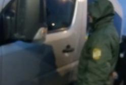 Двое украинцев набросились на пограничника, а потом забаррикадировались в машине (видео)