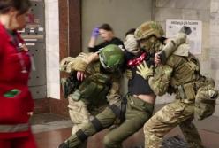 В Днепре "загорелся" вагон метро: как работают спасатели (видео)