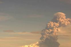 9-километровый столб пепла: ожил вулкан на Камчатке (видео)