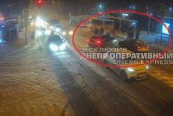 В Днепре автомобиль сбил людей на переходе (видео)