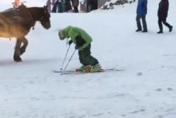 Буховель: нетрезвый лыжник пытается покорить гору (смешное видео)