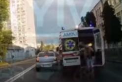 В Киеве полуголый пациент на ходу выпрыгнул из «скорой» (видео)