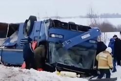 Страшная трагедия в России: автобус с детьми перевернулся - есть жертвы (видео)