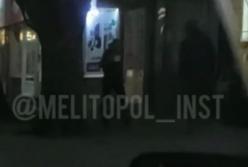 В Мелитополе устроили "разборки" с разбрасыванием одежды (видео)