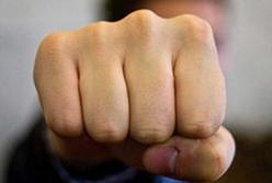 Избивали прямо на уроке: ставший жертвой буллинга школьник попал в больницу с сотрясением мозга (видео)