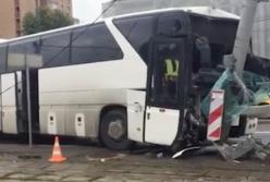 В России автобус с китайскими туристами врезался в столб: в салоне находилось 32 человека (видео)
