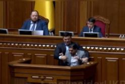 Нардепы устроили стычку в Раде: Тищенко пытался вытолкать Лероса с трибуны (видео)