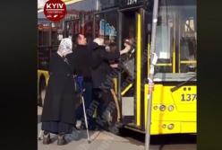 В Киеве пенсионера без пропуска вытащили из троллейбуса (видео)