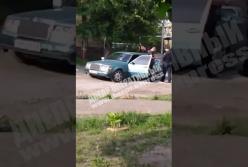В Днепре пьяный дебошир хотел проехаться на машине и конфликтовал с полицией (видео)