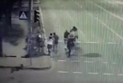Разбили бутылкой голову: в Киеве толпа парней зверски избила полицейского (видео)