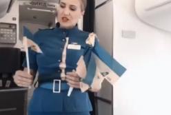 Стюардессы пели гимн в самолетах в честь Дня Независимости (видео)