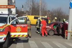 В Сумах столкнулись легковая машина и внедорожник: спасатели доставали водителя из машины (видео)