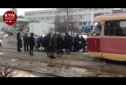 Пассажирам трамвая пришлось перенести джип "героя" парковки (видео)
