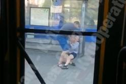 В Киеве на остановке мужчина напал на девушку (видео)