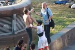  В Киеве проучили парня, справлявшего нужду на глазах у десятков людей (видео)