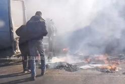 ДТП под Харьковом: горящие вещи усыпали проезжую часть (видео)