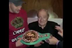 Известный украинский боксер получил свою заветную награду (видео)