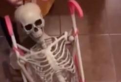 Дочка посадила скелет в коляску вместо куклы и собралась на прогулку (видео)