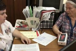 Лютый ответ на санкции: пенсионерки из "Отрядов Путина" ломают технику Apple (видео)