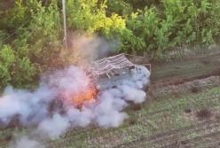 БМП Bradley "розмазала" ворожу техніку (відео)