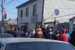 В Первомайске образовалась километровая очередь к открывшемуся рынку (видео)