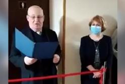 В Киеве торжественно открыли туалет в университете (видео)