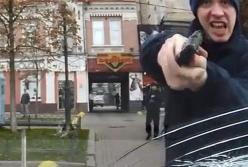Как в Киеве патрульный с пистолетом набросился на автомобиль и испугал супругов