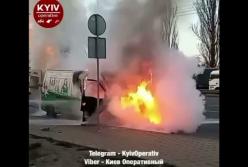 В Киеве на дороге загорелся бус (видео)