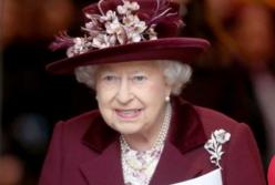 Вот почему британская королева всегда носит с собой сумочку (видео)