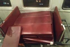 Вандалы разгромили вагон пригородного поезда и показали видео в соцсети (видео)