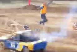 Страшные кадры: гоночный автомобиль врезается в толпу людей в Кривом Роге (видео)