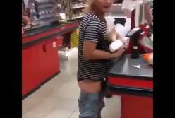 В России женщина попыталась вынести из супермаркета курицу в интимном месте (видео)
