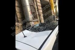 Упавшая с крыши дома в Киеве глыба льда разбила авто (видео)