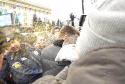 Слезоточивый газ и удары по лицу: в Харькове активисты сорвали митинг пророссийского экс-депутата (видео)