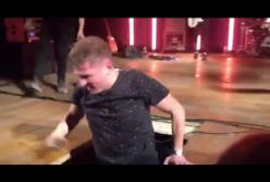 Украинский певец провалился под сцену во время концерта (видео)