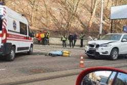 Во Львове автомобиль насмерть сбил курьера Glovo (видео)