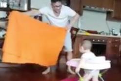 "Меня не проведешь!" Папа решил покормить ребенка, как мама (видео)