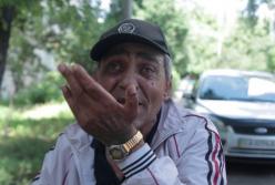 Написал кровью имя жены: в Киеве из окна многоэтажки выпал мужчина с перерезанными венами (видео)