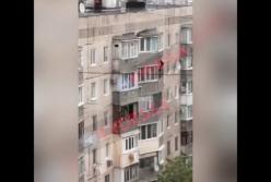 В Одессе женщина упала с балкона 9-го этажа, спасаясь от пожара (видео)